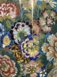 Een paar fraaie Chinese cloisonn&eacute; 'millefleurs' vazen, merk van het atelier De Cheng, Peking, 2e helft 19e eeuw