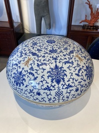 Een grote ronde Chinese dekseldoos met overglazuur blauw lotusdecor, Guangxu merk en periode