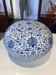 Grande bo&icirc;te ronde couverte en porcelaine de Chine &agrave; d&eacute;cor de lotus en &eacute;mail bleu, marque et &eacute;poque de Guangxu