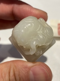 Deux sceaux sculpt&eacute;s en jade blanc en forme d'&eacute;l&eacute;phant aux caract&egrave;res Wen Yuan Ge Bao 文渊阁寳 et Wen Hua Dian Bao 文華殿寶, Chine, Qing