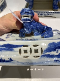 Grande garniture d'autel en porcelaine de Chine en bleu et blanc, 19&egrave;me