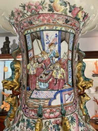 Grand vase en porcelaine de Chine famille rose &agrave; d&eacute;cor de sc&egrave;nes de palais, 19&egrave;me