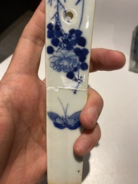 Grande garniture d'autel en porcelaine de Chine en bleu et blanc, 19&egrave;me