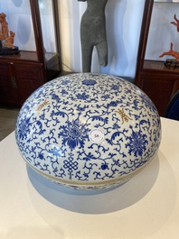 Grande bo&icirc;te ronde couverte en porcelaine de Chine &agrave; d&eacute;cor de lotus en &eacute;mail bleu, marque et &eacute;poque de Guangxu