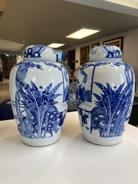 Paire de grands pots couverts en porcelaine de Chine en bleu et blanc &agrave; d&eacute;cor de femmes jouant un jeu de go, 19&egrave;me