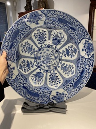 Tr&egrave;s grand plat en porcelaine de Chine en bleu et blanc &agrave; d&eacute;cor de paons, Kangxi