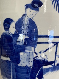 Een paar grote Chinese blauw-witte dekselpotten met dames die go spelen, 19e eeuw