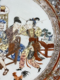 Assiette en porcelaine de Chine famille rose &agrave; d&eacute;cor de musiciens jouant de la batterie, Yongzheng