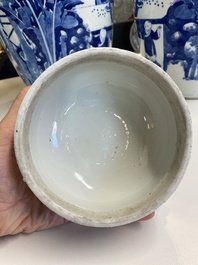 Paire de grands pots couverts en porcelaine de Chine en bleu et blanc &agrave; d&eacute;cor de femmes jouant un jeu de go, 19&egrave;me