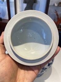 Vase couvert en porcelaine de Chine en bleu et blanc &agrave; d&eacute;cor de dames dans un jardin, marque de Chenghua, Kangxi