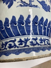Een grote Chinese blauw-witte 'feniksen' vaas met gestileerde draken als handgrepen, 19e eeuw