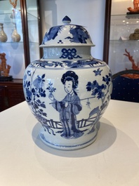 Vase couvert en porcelaine de Chine en bleu et blanc &agrave; d&eacute;cor de dames dans un jardin, marque de Chenghua, Kangxi