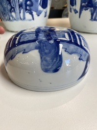 Paire de grands pots couverts en porcelaine de Chine en bleu et blanc &agrave; d&eacute;cor de femmes jouant un jeu de go, 19&egrave;me