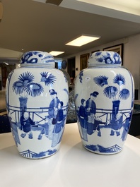 Paire de grands pots couverts en porcelaine de Chine en bleu et blanc &agrave; d&eacute;cor de femmes jouant un jeu de go, 19&egrave;me