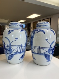 Paire de grands pots couverts en porcelaine de Chine en bleu et blanc &agrave; d&eacute;cor de femmes jouant un jeu de go, 19&egrave;me