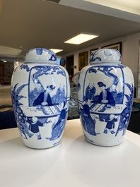 Paire de grands pots couverts en porcelaine de Chine en bleu et blanc &agrave; d&eacute;cor de femmes jouant un jeu de go, 19&egrave;me