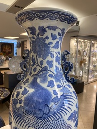 Een grote Chinese blauw-witte 'feniksen' vaas met gestileerde draken als handgrepen, 19e eeuw