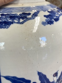 Paire de grands pots couverts en porcelaine de Chine en bleu et blanc &agrave; d&eacute;cor de femmes jouant un jeu de go, 19&egrave;me
