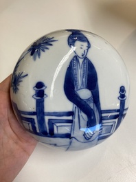 Paire de grands pots couverts en porcelaine de Chine en bleu et blanc &agrave; d&eacute;cor de femmes jouant un jeu de go, 19&egrave;me