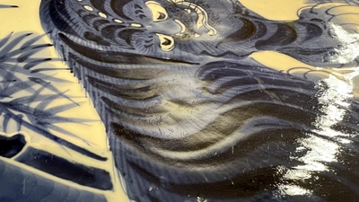 Een grote Japanse blauw-witte 'tijger' schotel, Arita, Fuuki Chousun 富貴長春 merk, Edo periode, 18/19e eeuw
