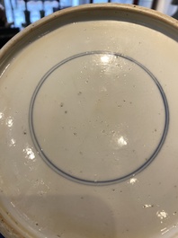 Vase de forme rouleau en porcelaine de Chine famille verte &agrave; d&eacute;cor de femmes autour d'une table de lettr&eacute;, Kangxi