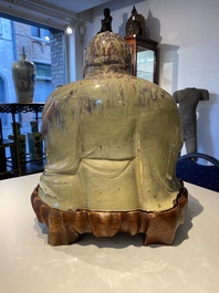 Tr&egrave;s grande figure de Bouddha en gr&egrave;s porcelaineux &agrave; &eacute;mail flamb&eacute; dite 'de Shiwan', 18/19&egrave;me