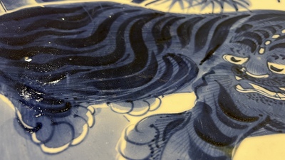 Een grote Japanse blauw-witte 'tijger' schotel, Arita, Fuuki Chousun 富貴長春 merk, Edo periode, 18/19e eeuw