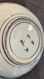 Een grote Japanse blauw-witte 'tijger' schotel, Arita, Fuuki Chousun 富貴長春 merk, Edo periode, 18/19e eeuw