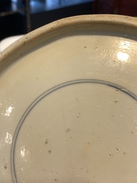 Vase de forme rouleau en porcelaine de Chine famille verte &agrave; d&eacute;cor de femmes autour d'une table de lettr&eacute;, Kangxi