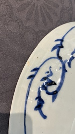 Een grote Japanse blauw-witte 'tijger' schotel, Arita, Fuuki Chousun 富貴長春 merk, Edo periode, 18/19e eeuw