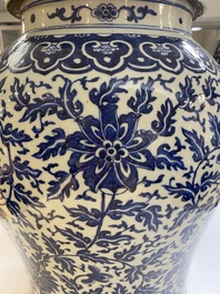 Paire de grands vases couverts en porcelaine de Chine en bleu et blanc &agrave; d&eacute;cor de rinceaux de lotus, 19&egrave;me