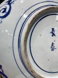 Een grote Japanse blauw-witte 'tijger' schotel, Arita, Fuuki Chousun 富貴長春 merk, Edo periode, 18/19e eeuw