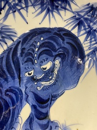 Een grote Japanse blauw-witte 'tijger' schotel, Arita, Fuuki Chousun 富貴長春 merk, Edo periode, 18/19e eeuw