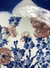 Drie grote Chinese poederblauwe en koperrode schotels met floraal decor, Kangxi
