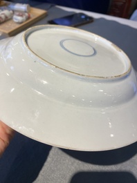 Assiette de type 'South Sea Bubble' en porcelaine de Chine &agrave; d&eacute;cor de l'Harlequin de la commedia dell'arte, Kangxi/Yongzheng