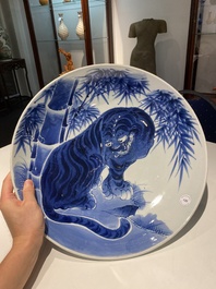 Een grote Japanse blauw-witte 'tijger' schotel, Arita, Fuuki Chousun 富貴長春 merk, Edo periode, 18/19e eeuw