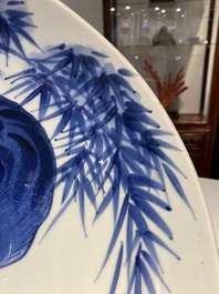 Een grote Japanse blauw-witte 'tijger' schotel, Arita, Fuuki Chousun 富貴長春 merk, Edo periode, 18/19e eeuw