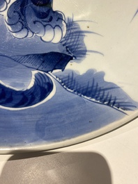 Een grote Japanse blauw-witte 'tijger' schotel, Arita, Fuuki Chousun 富貴長春 merk, Edo periode, 18/19e eeuw