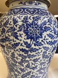 Paire de grands vases couverts en porcelaine de Chine en bleu et blanc &agrave; d&eacute;cor de rinceaux de lotus, 19&egrave;me