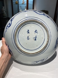 Een grote Japanse blauw-witte 'tijger' schotel, Arita, Fuuki Chousun 富貴長春 merk, Edo periode, 18/19e eeuw