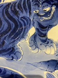 Een grote Japanse blauw-witte 'tijger' schotel, Arita, Fuuki Chousun 富貴長春 merk, Edo periode, 18/19e eeuw