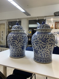 Paire de grands vases couverts en porcelaine de Chine en bleu et blanc &agrave; d&eacute;cor de rinceaux de lotus, 19&egrave;me