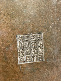 Important br&ucirc;le-parfum tripod en bronze, marque de Xuande &agrave; seize caract&egrave;res, Chine, 17/18&egrave;me