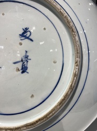 Een grote Japanse blauw-witte 'tijger' schotel, Arita, Fuuki Chousun 富貴長春 merk, Edo periode, 18/19e eeuw