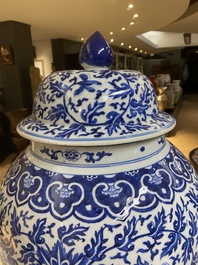 Paire de grands vases couverts en porcelaine de Chine en bleu et blanc &agrave; d&eacute;cor de rinceaux de lotus, 19&egrave;me