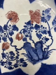 Trois grands plats en porcelaine de Chine en bleu, blanc et rouge de cuivre &agrave; d&eacute;cor floral sur fond bleu poudr&eacute;, Kangxi