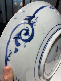 Een grote Japanse blauw-witte 'tijger' schotel, Arita, Fuuki Chousun 富貴長春 merk, Edo periode, 18/19e eeuw