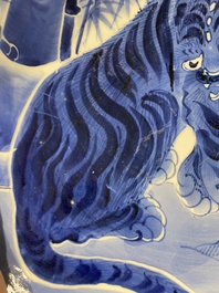 Een grote Japanse blauw-witte 'tijger' schotel, Arita, Fuuki Chousun 富貴長春 merk, Edo periode, 18/19e eeuw