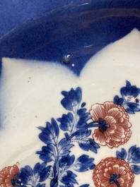 Drie grote Chinese poederblauwe en koperrode schotels met floraal decor, Kangxi