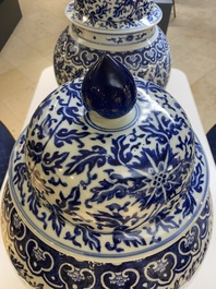 Paire de grands vases couverts en porcelaine de Chine en bleu et blanc &agrave; d&eacute;cor de rinceaux de lotus, 19&egrave;me